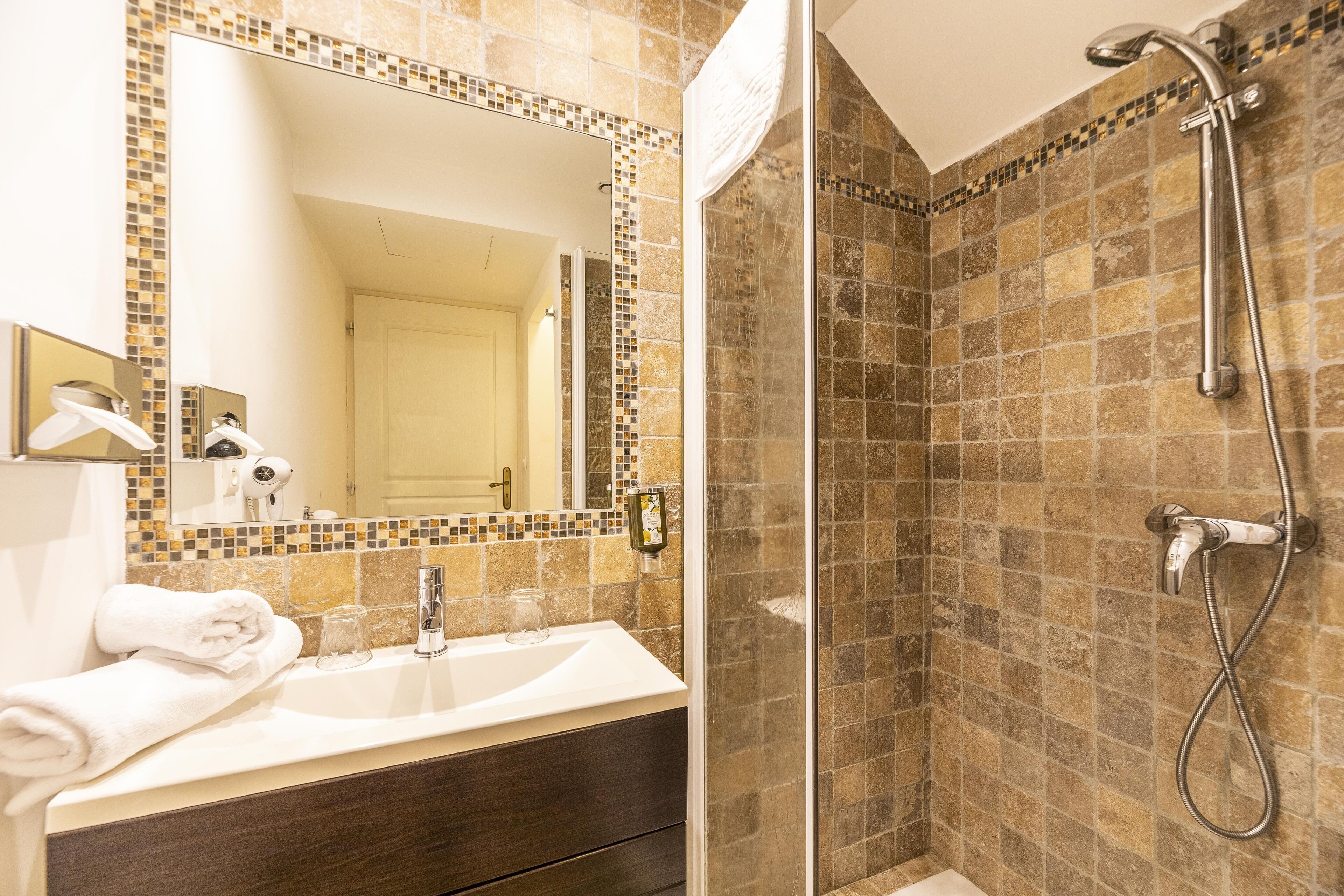 classic double room | bathroom | free toiletries, hair dryer, towels, soap