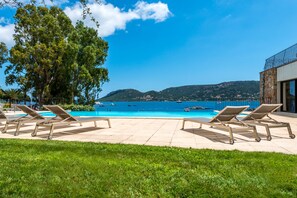 Una piscina al aire libre de temporada