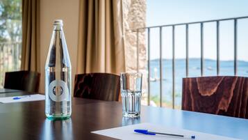 Ein Tisch mit einer Flasche, einem Glas und einem Stift, mit Blick auf eine schöne Aussicht.