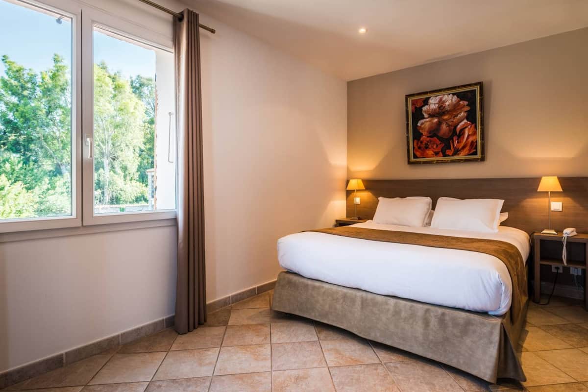 Classic Double Room | In-room safe, desk, soundproofing, WiFi (free)