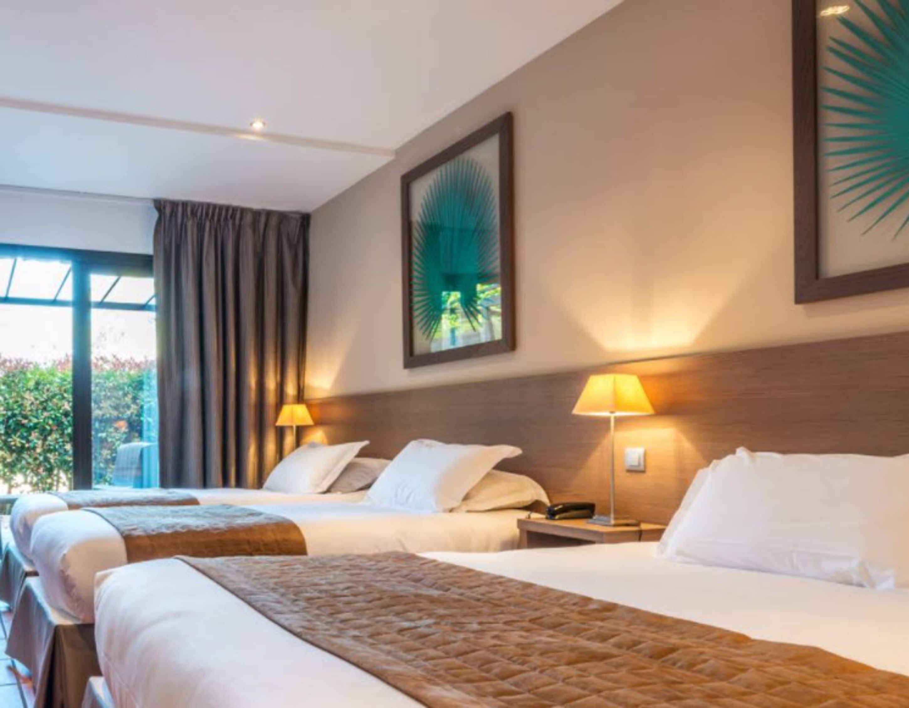 family room | 1 bedroom, in-room safe, desk, soundproofing