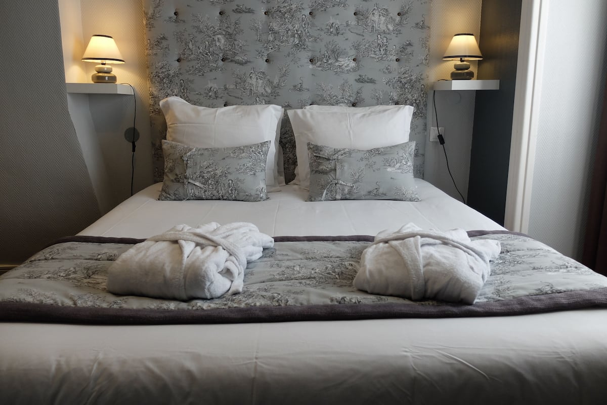 premium bedding, blackout curtains, free wifi, bed sheets