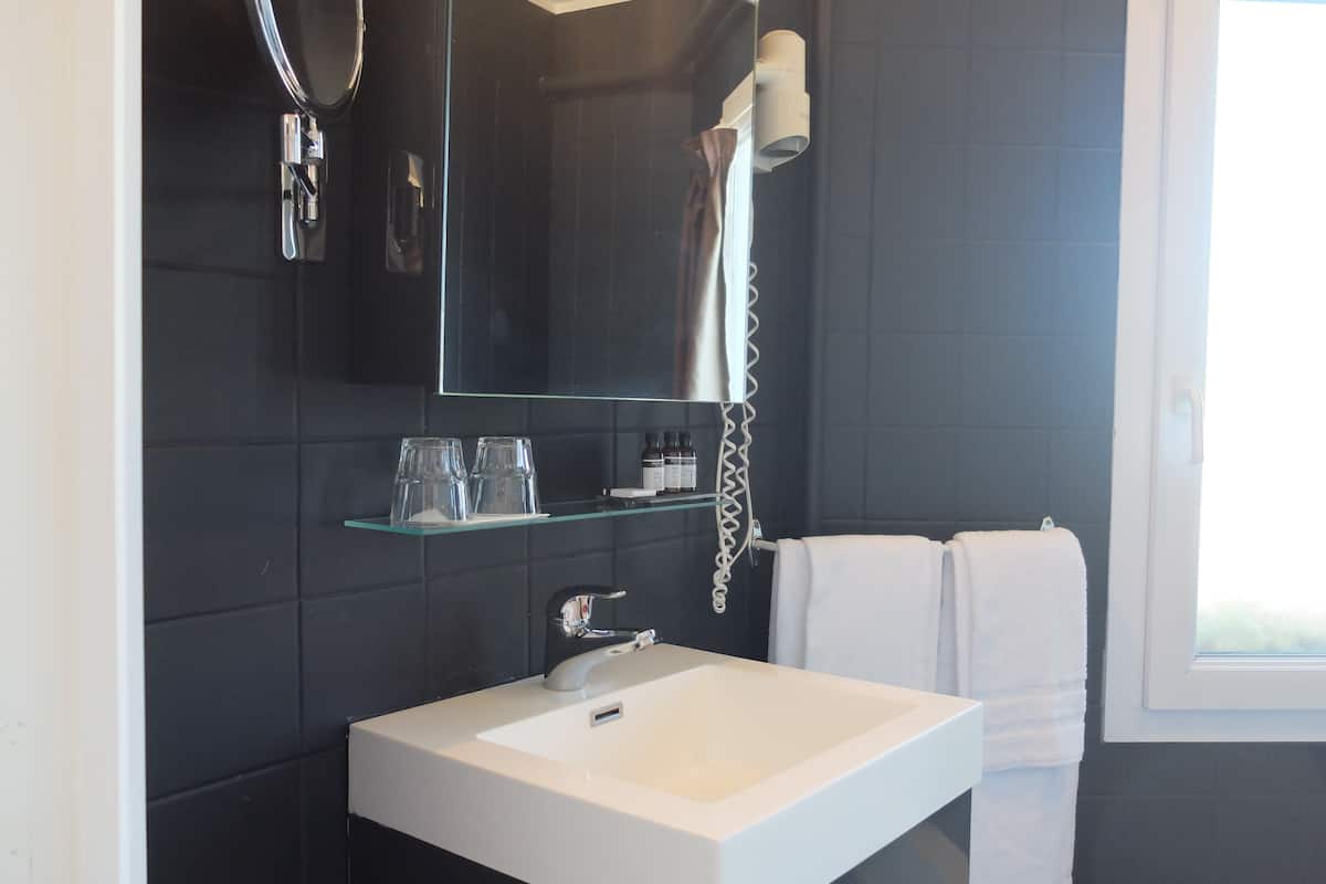 twin room | bathroom | shower, hair dryer, towels