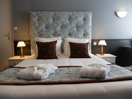 Premium bedding, blackout drapes, WiFi (free), bed sheets