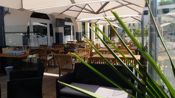 تناول الطعام بالخارج