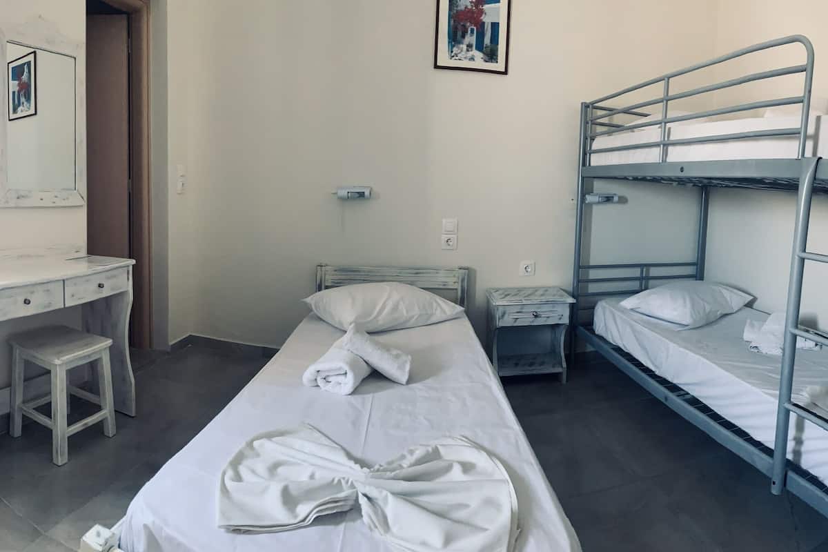 Habitación triple económica | Wifi gratis y ropa de cama