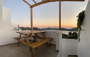Apartamento, 2 quartos, vista para o mar | Terraço/pátio