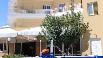 Una piscina al aire libre de temporada, sombrillas