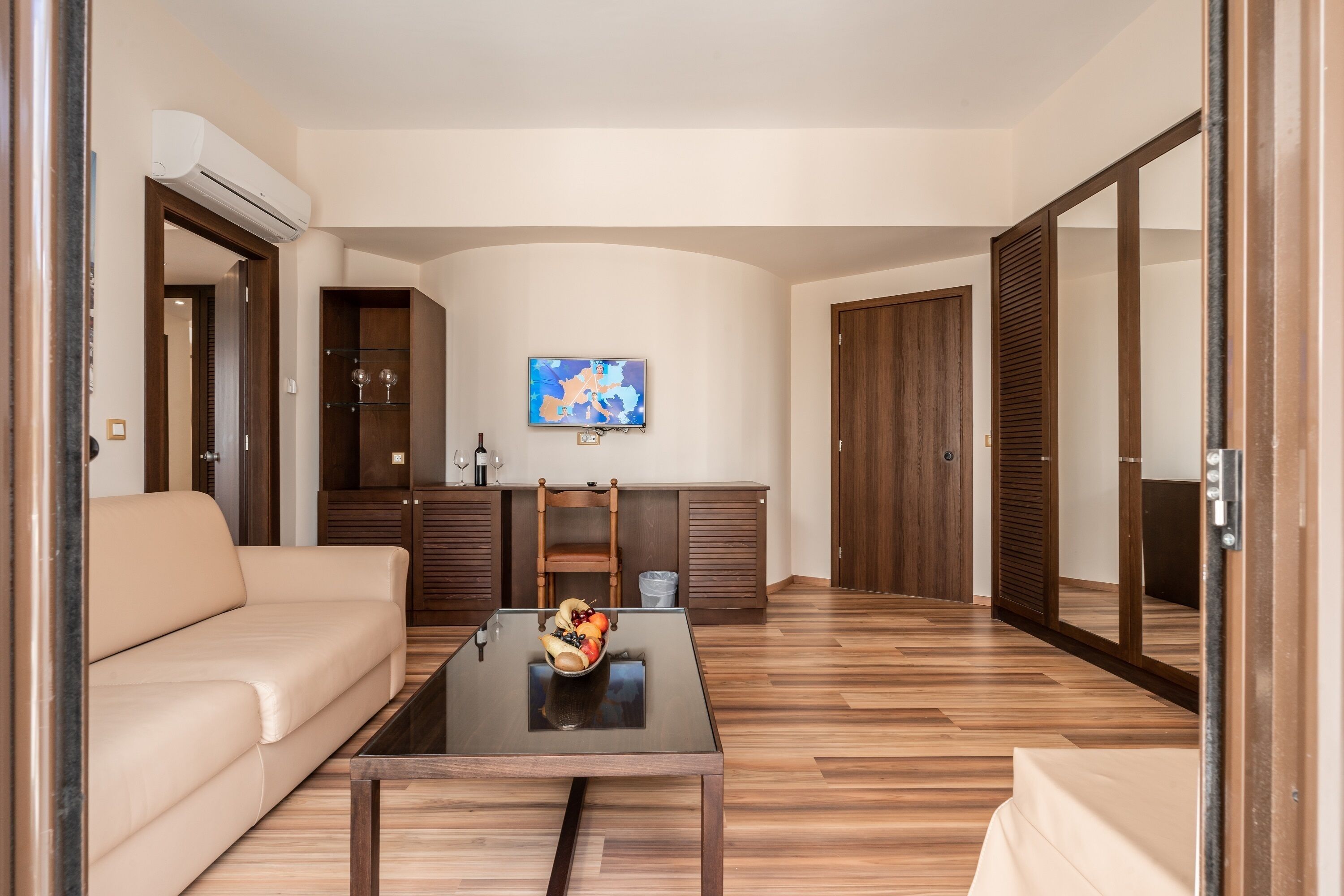 deluxe suite | living area | 32-inch smart tv with satellite channels, tv