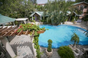 Piscina externa, espreguiçadeiras