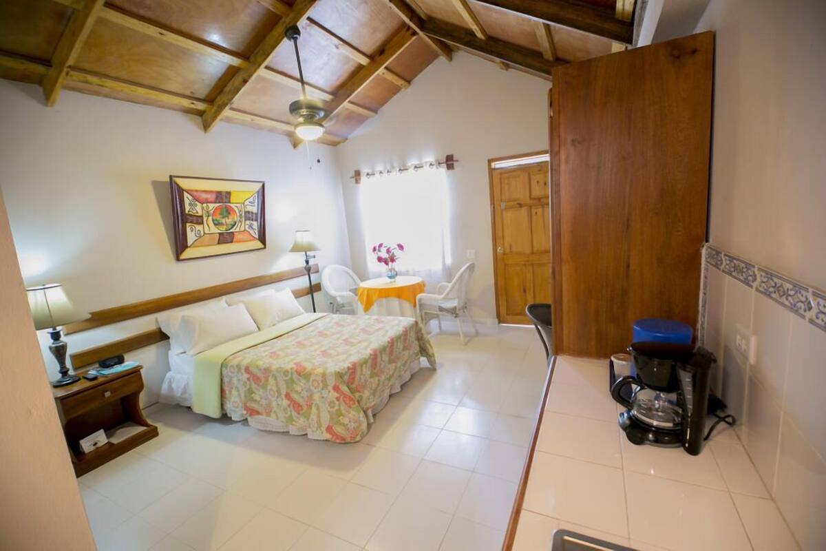 triple room | 1 bedroom, in-room safe, desk, iron/ironing board