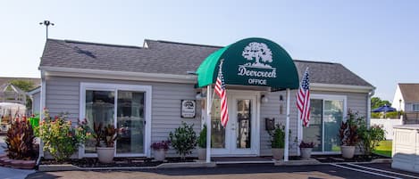 A two-story building with a green awning labeled "Deercreek Office".