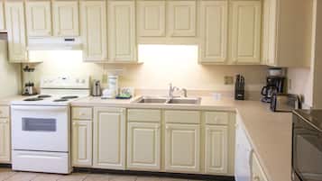 Kondominium Standar, 2 kamar tidur | Dapur pribadi | Lemari es besar, microwave, kompor, dan mesin pencuci piring