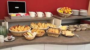 Una mesa de buffet con diversos alimentos y utensilios.