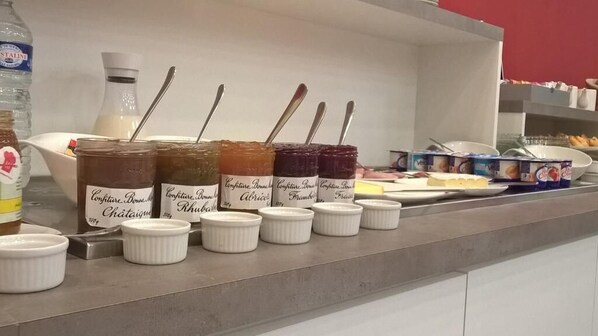 Un mostrador de buffet con diversos alimentos y salsas.