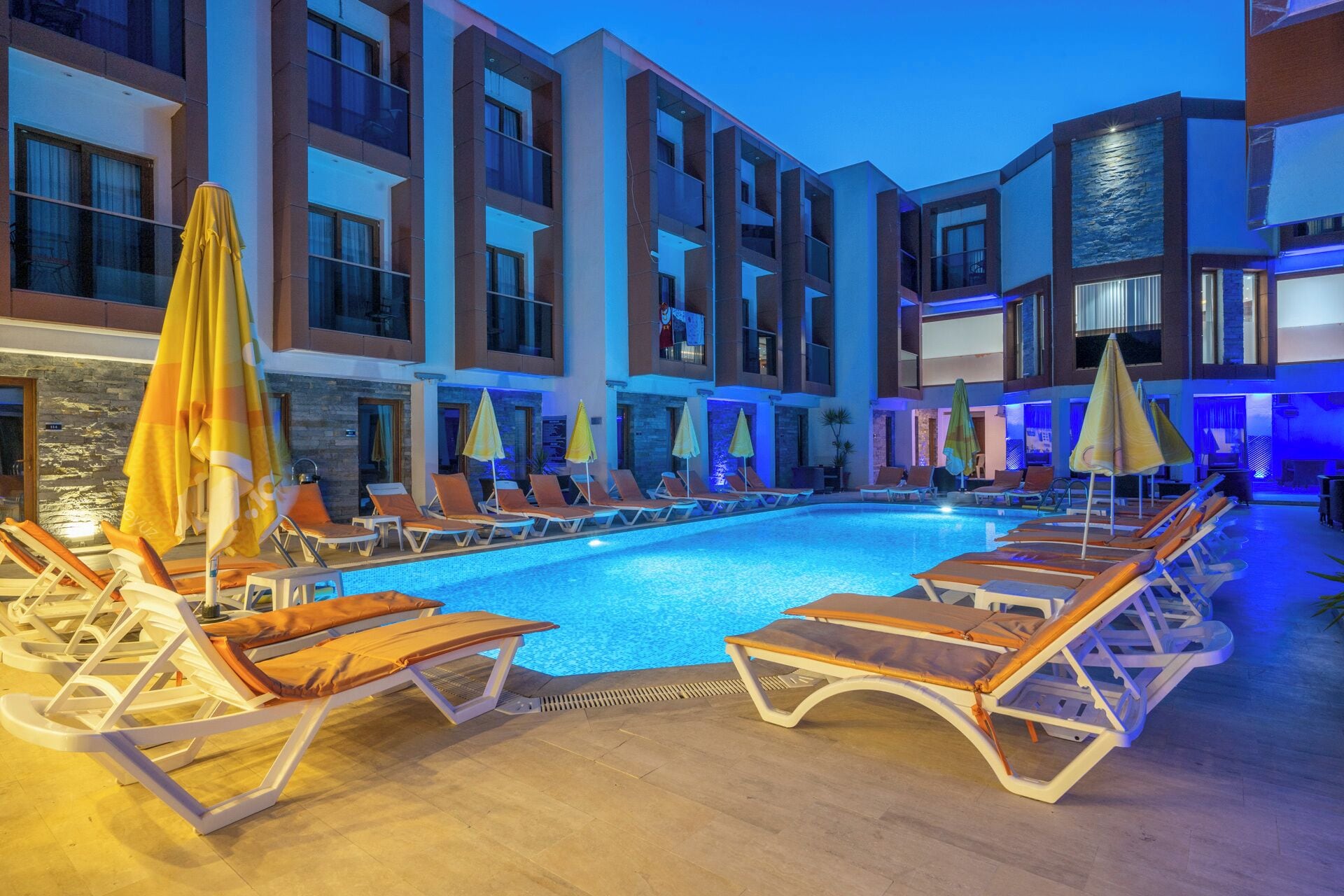 Seasonal outdoor pool, pool umbrellas, sun loungers