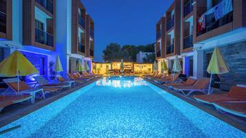 Kolam renang outdoor musiman, dengan payung kolam renang