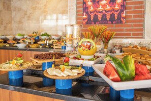 Déjeuner et dîner servis sur place, spécialités Cuisine internationale