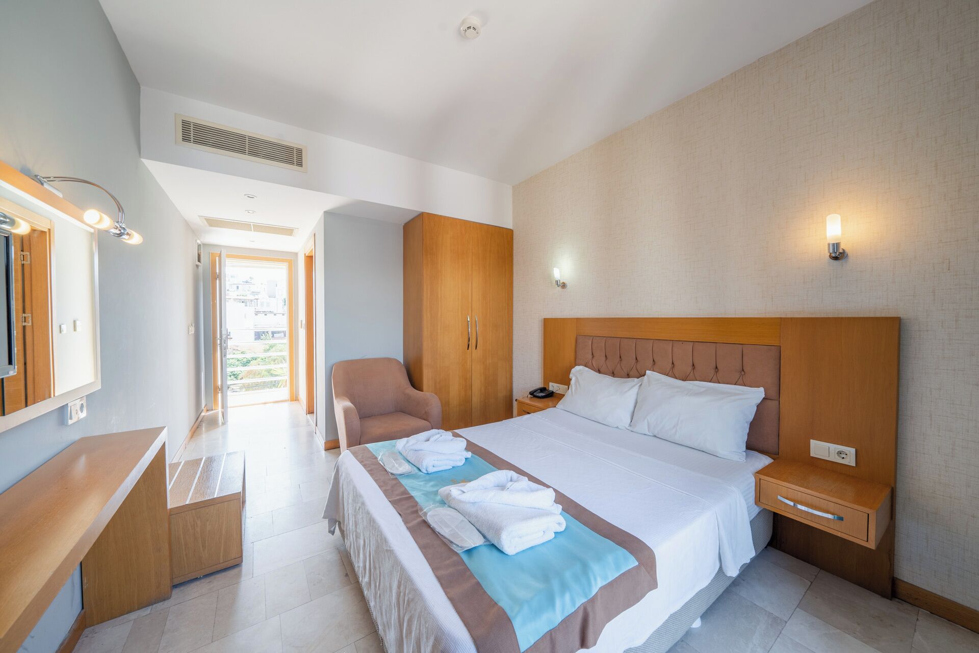 Standard Room | Minibar, in-room safe, desk, laptop workspace