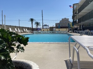 حمّام سباحة خارجي، مظلات على حمّام السباحة، مقاعد للتشمس