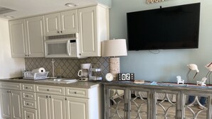Standard Suite, Kitchenette, Beachfront | Private kitchen | Coffee/tea maker, fridge, microwave, stovetop - Le Boot Oceanfront Suites (North Wildwood)