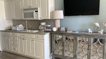 Suite Standar, dapur kecil, menghadap pantai | Dapur pribadi | Lemari es, microwave, kompor, dan mesin pembuat kopi/teh