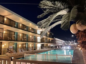 واجهة المنشأة - في المساء/الليل