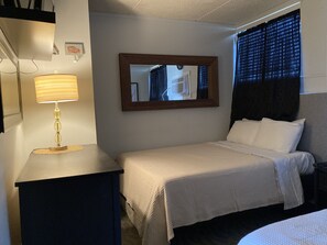 جناح عادي - بمطبخ مصغر - على الشاطئ | 1 غرفة نوم ومكتب ومكواة/لوح كي وواي فاي مجانًا