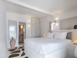 Habitación doble, patio, vista al mar (Aloni) | Ropa de cama de alta calidad y caja de seguridad en la habitación 