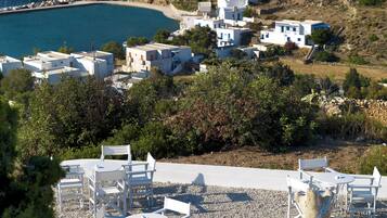 Un pueblo costero con edificios blancos, una playa y un paisaje rocoso.