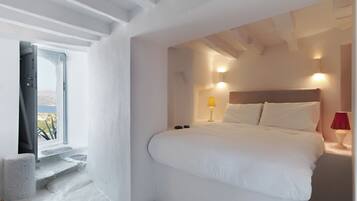 Chambre Quadruple Deluxe, terrasse (Strogilo) | Literie de qualité supérieure, coffres-forts dans les chambres