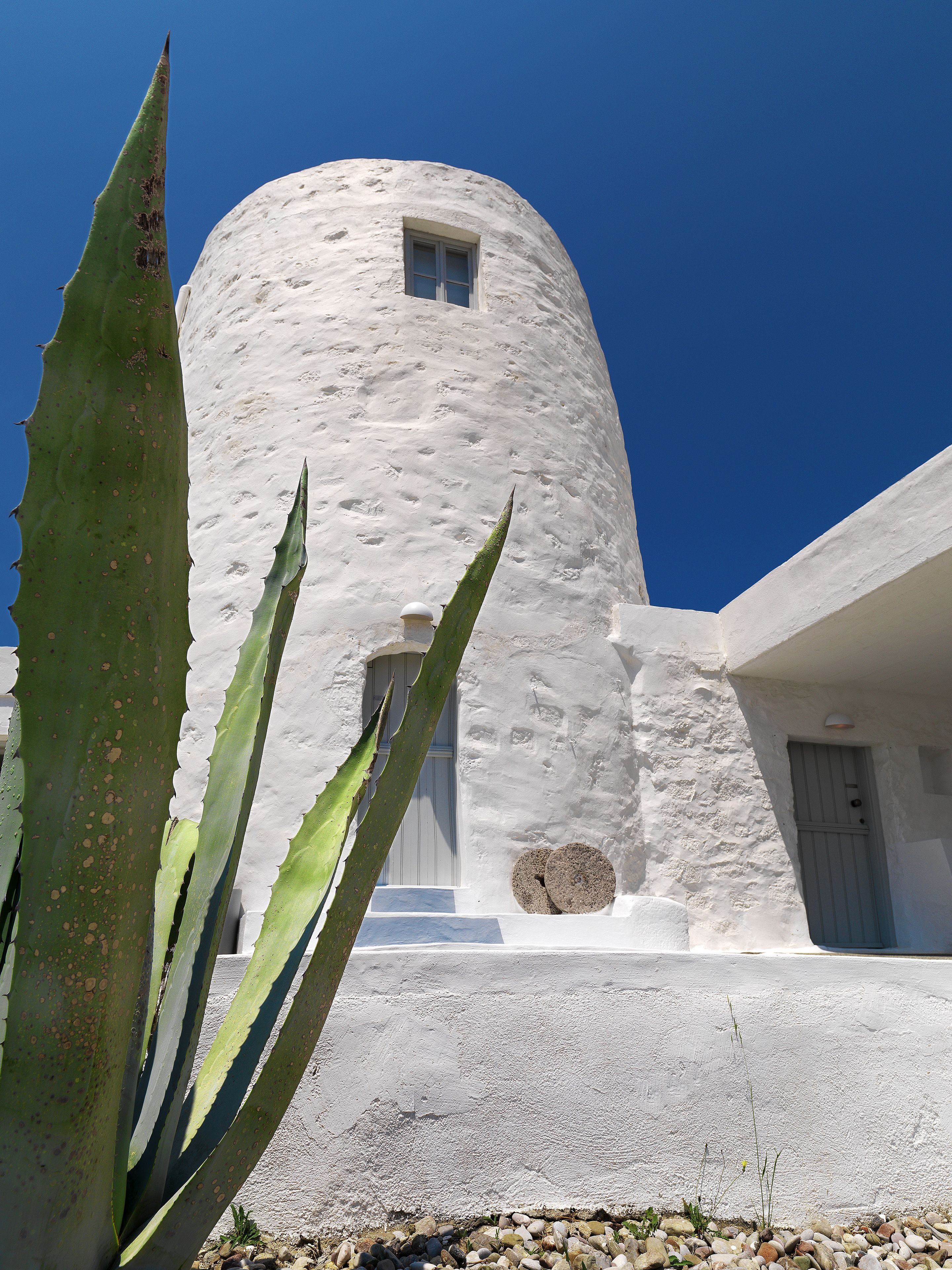 Ylelliset vuodevaatteet, tallelokero huoneessa, pimennysverhot