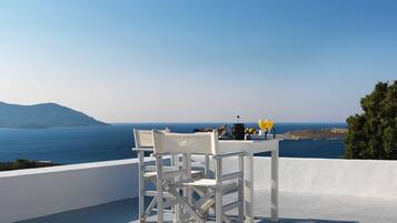 Deluxe-værelse til 4 personer - terrasse (Strogilo) | Terrasse/gårdhave