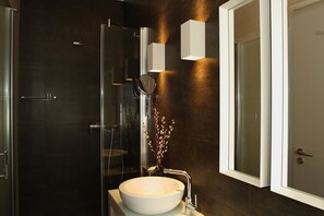 Superior Double Room | Bathroom | Shower, free toiletries, hair dryer, towels - Castilho House (Lisbon)