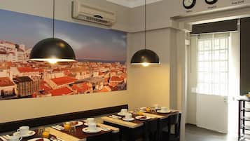 Daily continental breakfast (EUR 7.5 per person)