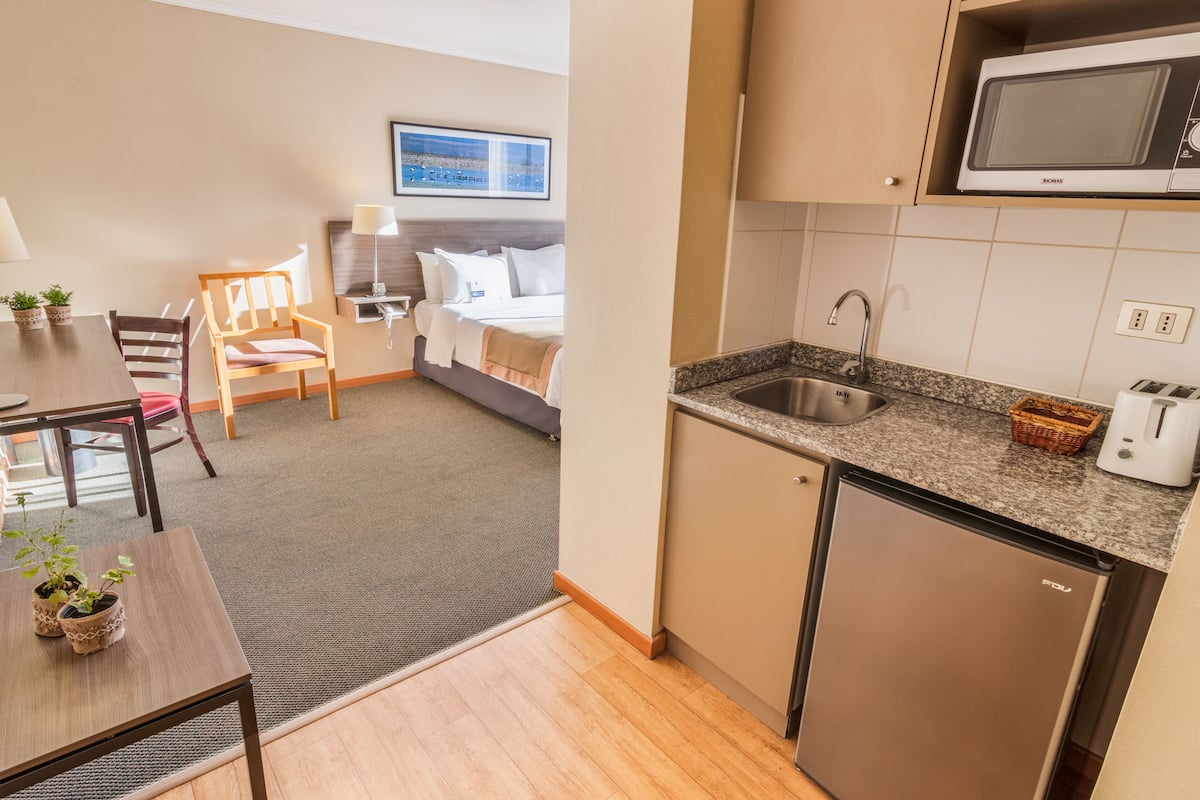 Standard Studio | 1 bedroom, in-room safe, desk, blackout drapes