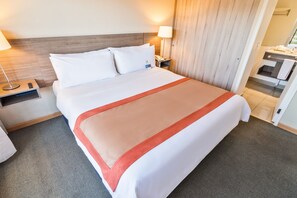 Suite – junior | Safe på rommet, skrivebord, blendingsgardiner og wi-fi (inkludert)