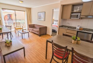 خزنة داخل الغرفة ومكتب وستائر تعتيم وواي فاي مجانًا