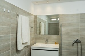 Estudio superior (for 3) | Baño | Regadera, amenidades de baño gratuitas, secadora de cabello, toallas