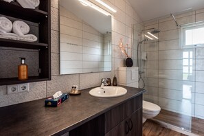 Apartamento luxo, 1 quarto, para não fumantes, vista para a montanha | Banheiro | Chuveiro, chuveiro com efeito de chuva, produtos de toalete grátis 