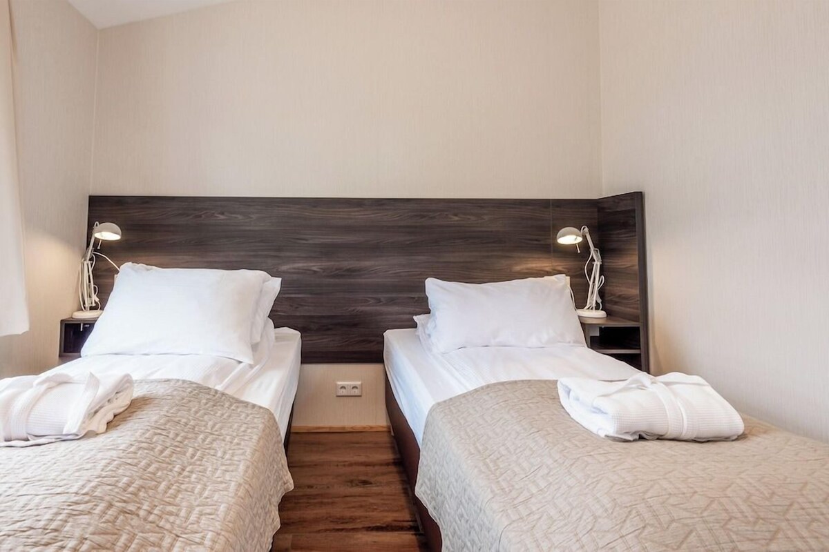 Premium bedding, desk, blackout drapes, cribs (free)