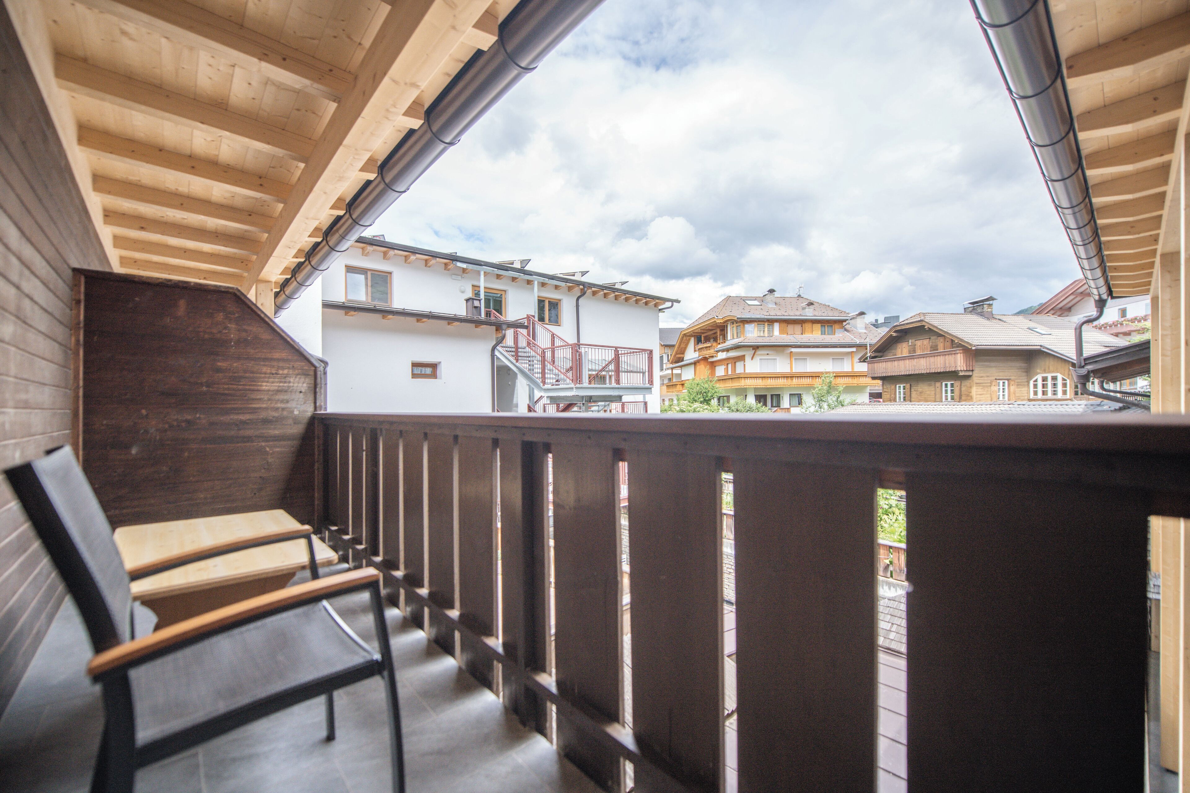 economy single room | minibar, in-room safe, desk, laptop workspace