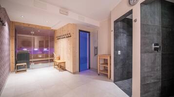 Un sauna, una bañera de hidromasaje, baño turco