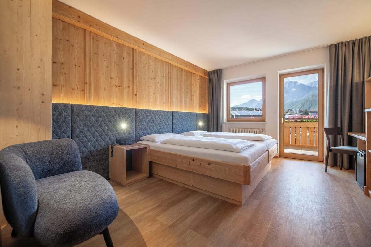 Minibar, caja de seguridad en la habitación y escritorio