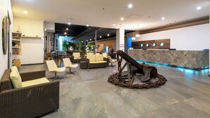 A lobby with seating areas, a reception desk, and a decorative sculpture. - Pop Art Hotel CLC Mamonal Cartagena (Cartagena)