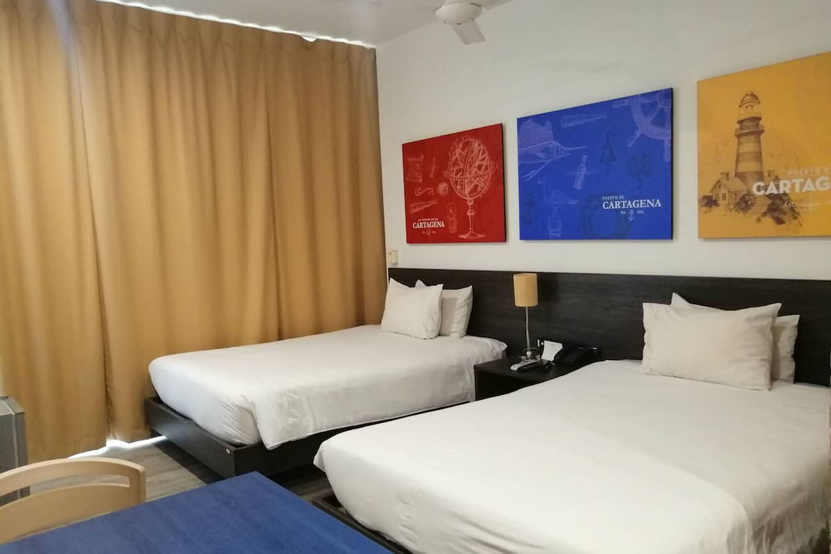 双床房 | 高档床上用品、迷你吧、客房内保险箱、免费 WiFi