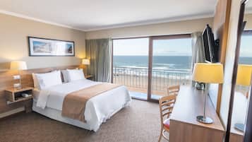 Quarto superior, 1 cama Queen, sacada, vista para a praia | 1 quarto, frigobar, cofres nos quartos, escrivaninha