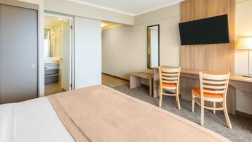 Superior kamer, 1 queensize bed, balkon, uitzicht op strand | Een minibar, een kluis op de kamer, een bureau, een laptopwerkplek