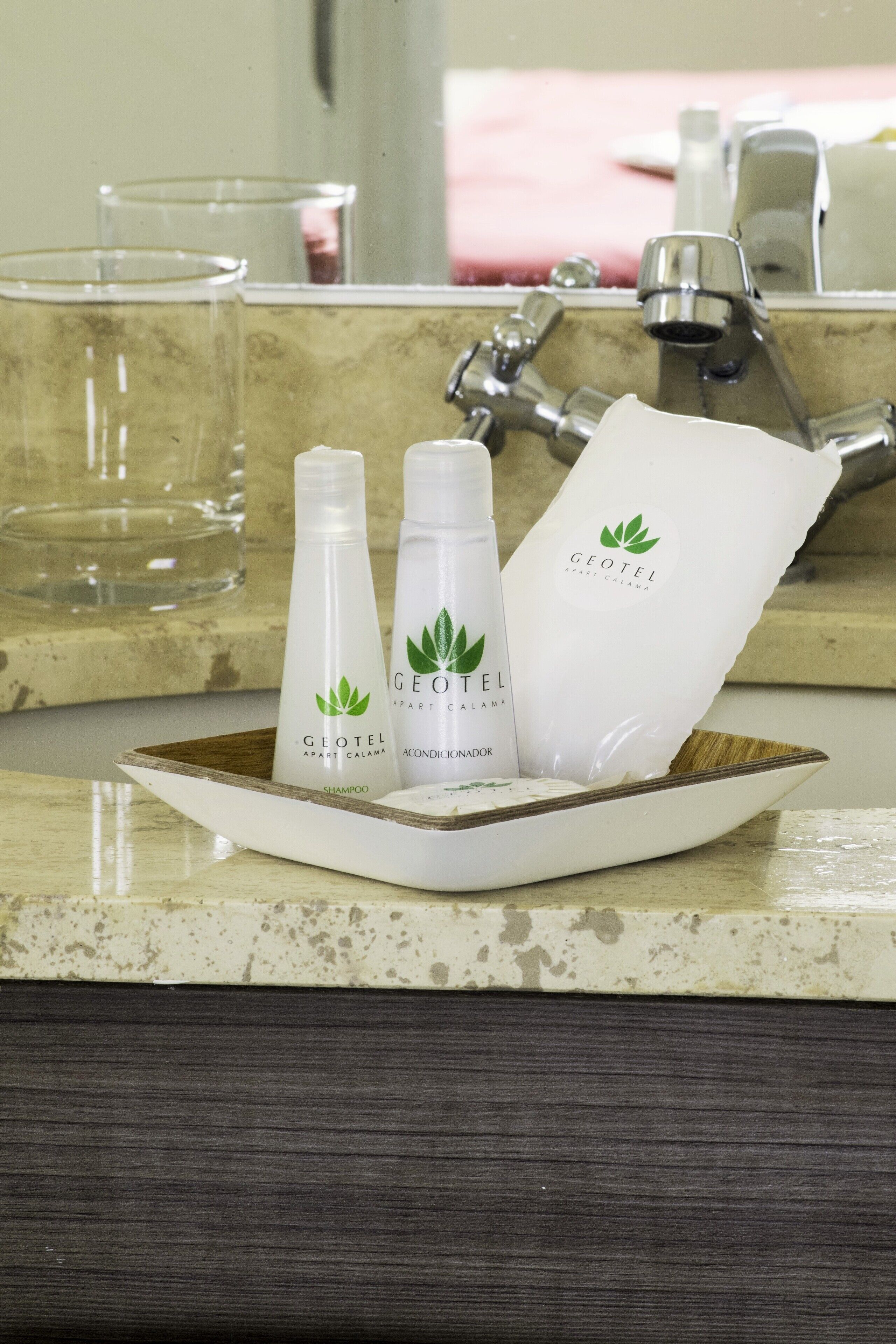 shower, rainfall showerhead, free toiletries, hair dryer