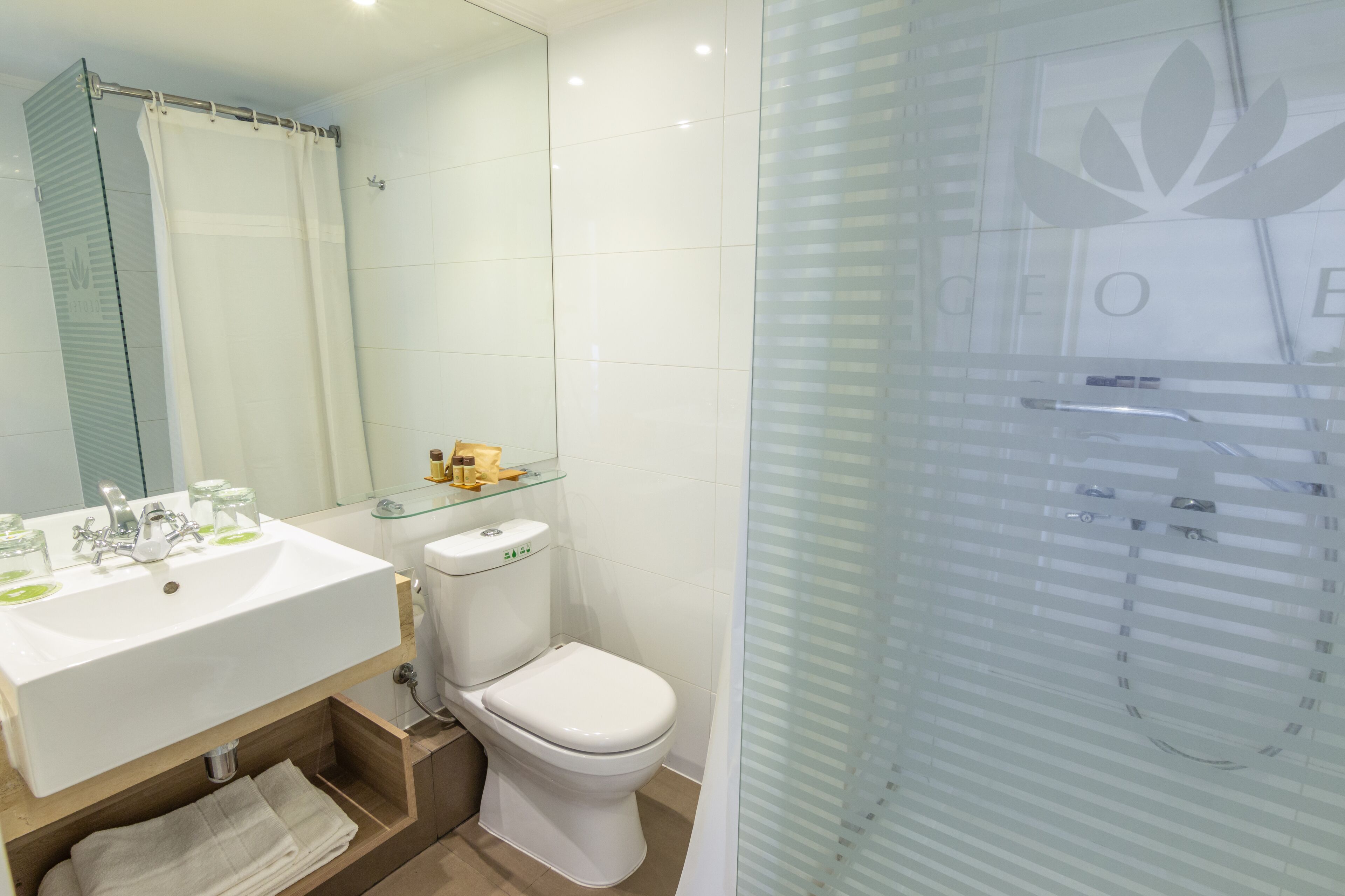 shower, rainfall showerhead, free toiletries, hair dryer